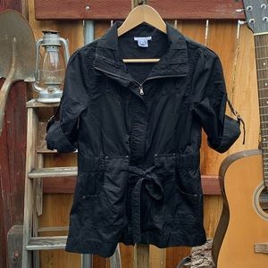 Luii Lightweight mid-sleeve zipper jacket.